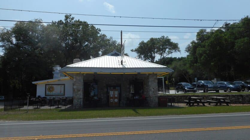 1600px Burger Station across from NB US 41